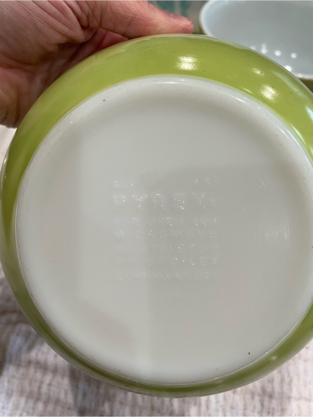 Vintage Pyrex mixing bowl #402 1.5L - Picture 2 of 10